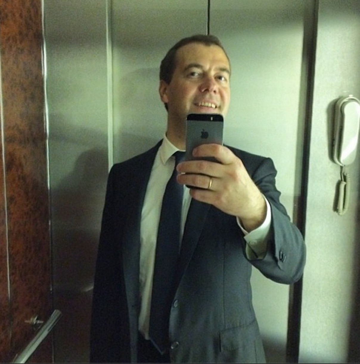 Дмитрий Медведев/Делает себяшку в лифте!