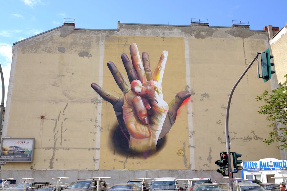 Unter-Der-Hand-Street-Art-by-Case-in-Berlin-Germany