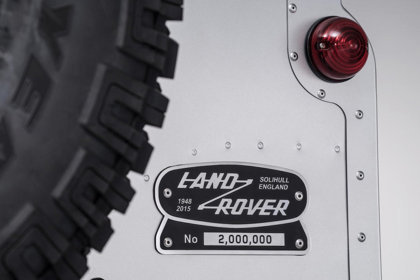 land-rover-defender-2000000-07-1350x900