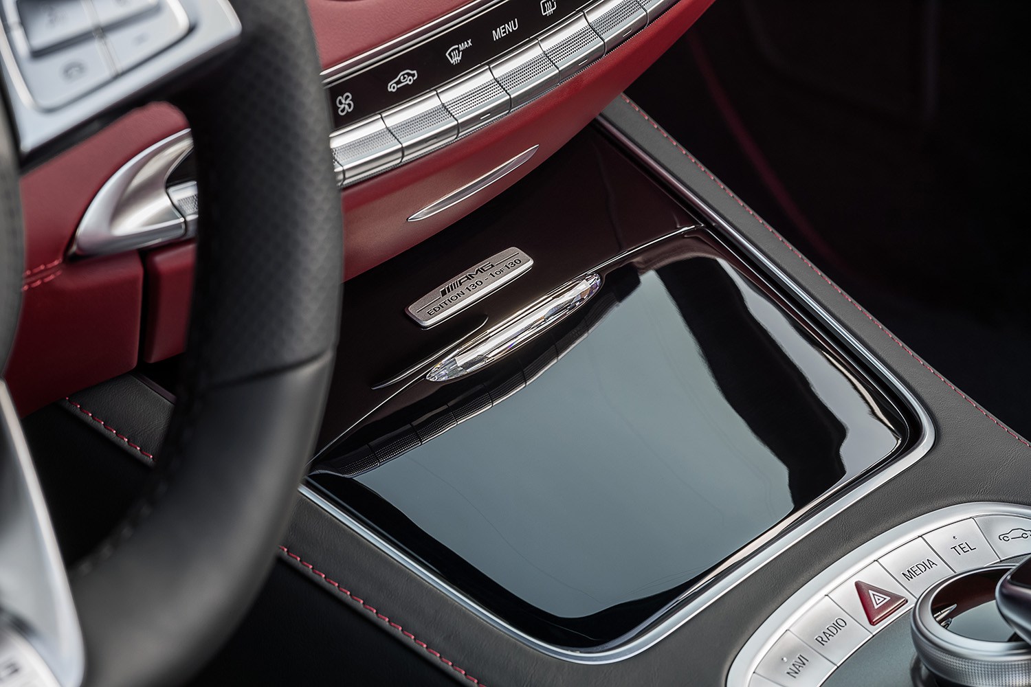 Mercedes-AMG S 63 4MATIC Cabriolet "Edition 130" (Fuel consumption combined: 10.4 l /100 km; combined CO2 emissions: 244 g/km; Kraftstoffverbrauch kombiniert: 10,4 l/100 km; CO2-Emissionen kombiniert: 244 g/km) Interieur: designo Exclusive Leder Nappa bengalrot/schwarz interior: designo exclusive leather nappa bengal red/black Zierteile: AMG Zierteile Carbon/ Klavierlack schwarz trim parts: AMG carbon-fibre / black piano lacquer