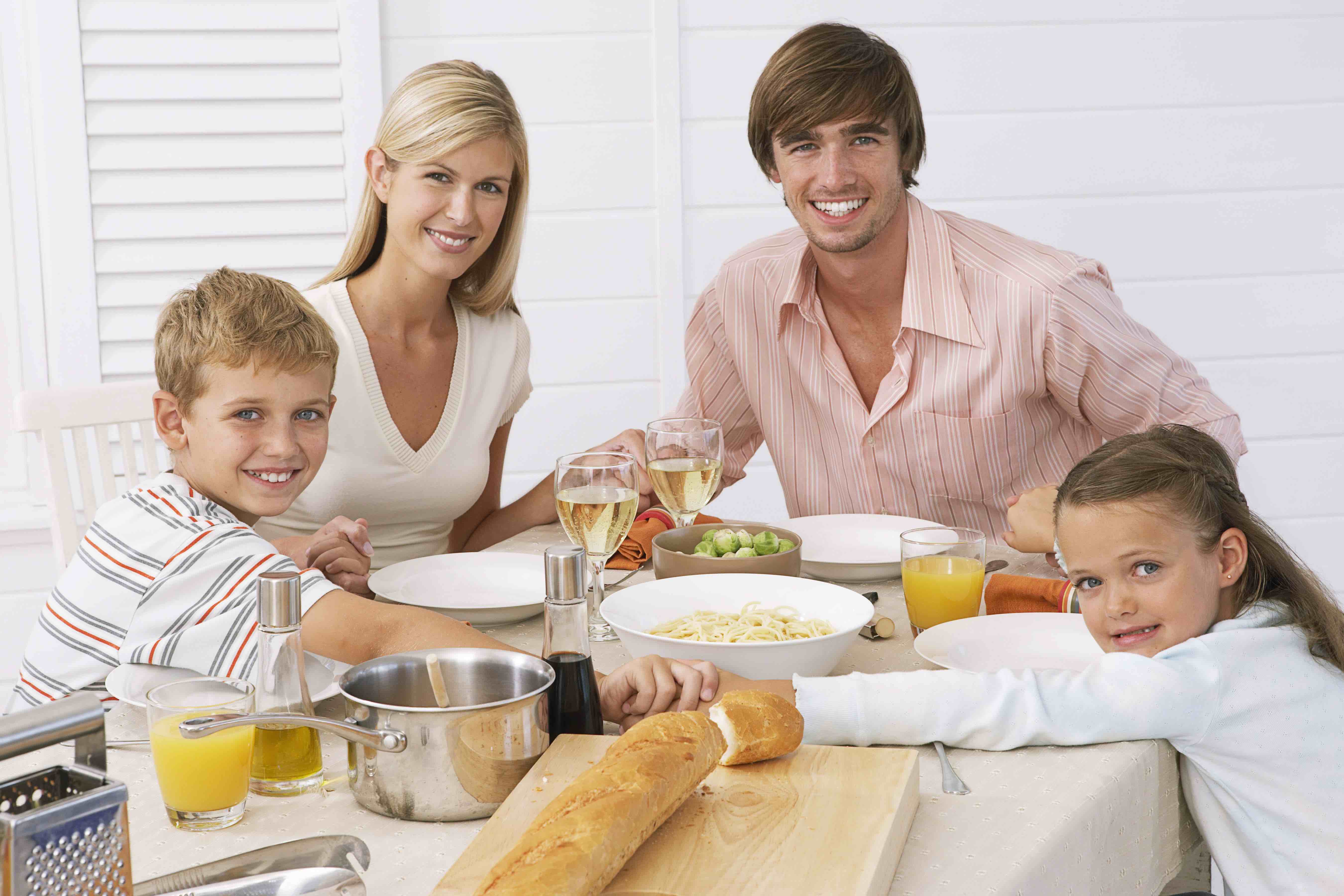 Идеальную 7. Семья за столом. Семья завтракает за столом. Семья за обеденным столом. Семья ужинает.